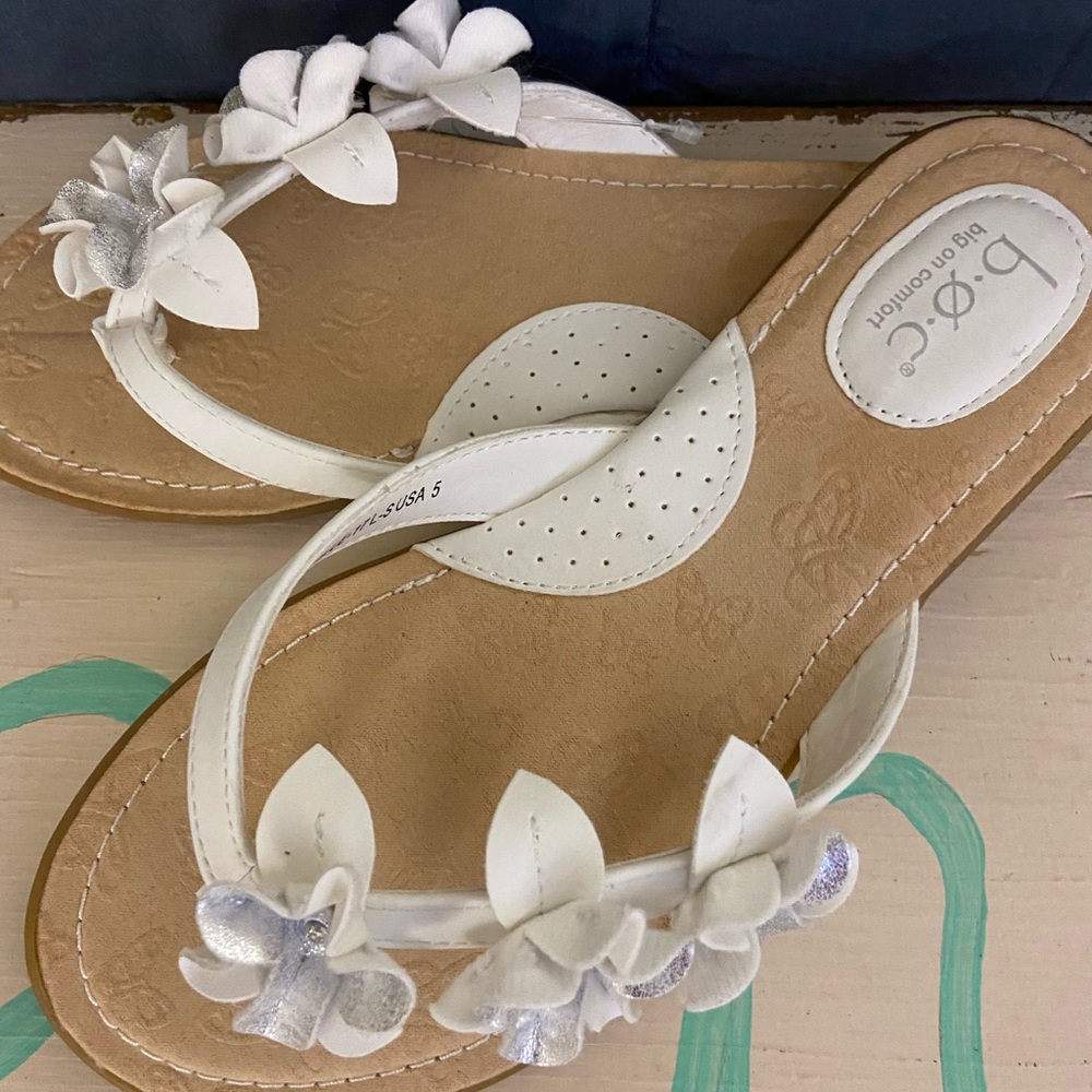 NWT Born BOC White Leather Flower Flip Flop Sandal